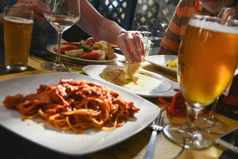 stół ludzie najlepsze restauracje Ciechanów