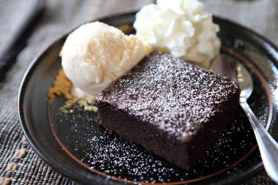 Brownie z lodami i bitą śmietaną