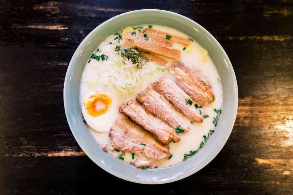 Ramen Cream wieprzowina zupa z kości Tonkotsu Ramen z Chashu Pork scallion kiełbasa cebula Menma i suszone wodorosty i gotowane jajko