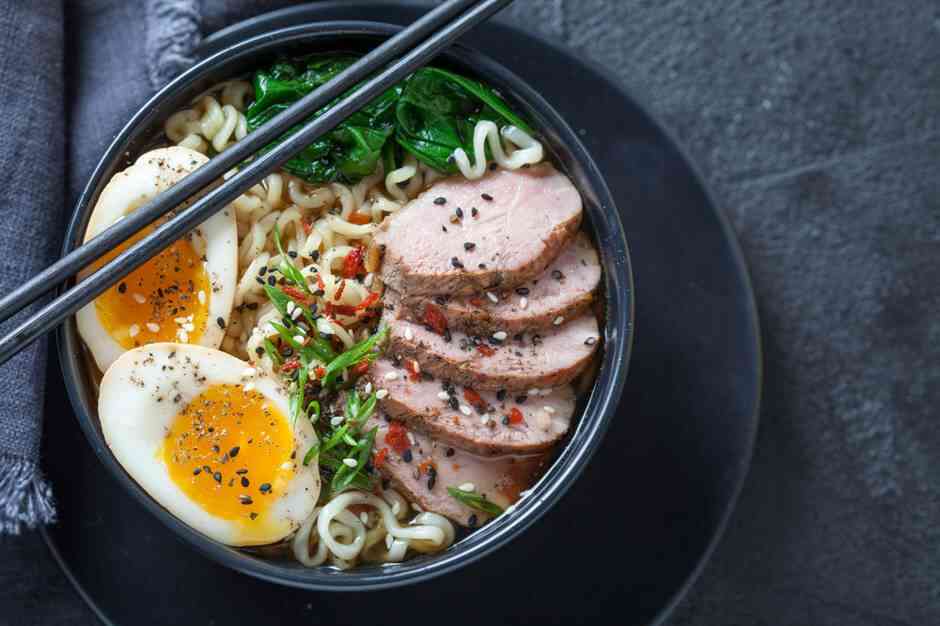 Ramen japońska zupa z piersi kaczki jajka szpinak szczypiorek