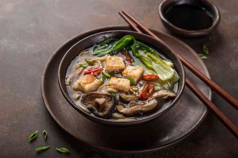 Rosół z makaronem wegański ramen z serem tofu shiitake pieczoną i pak choi