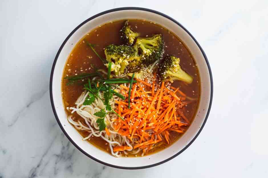 Vegan ramen makaron zupa z marchewką i brokułami