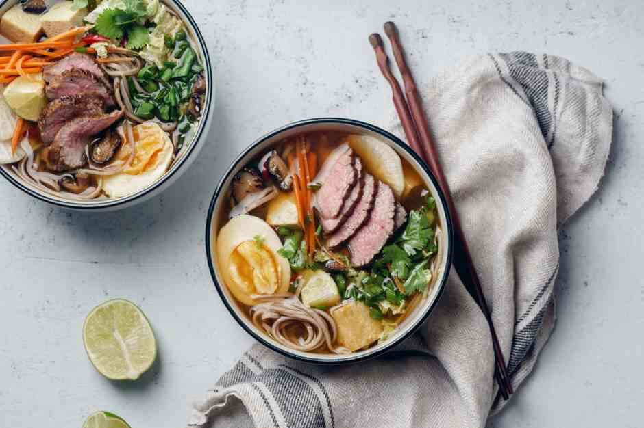 miski ramen z pieczoną waołowiną grzyby shiitake smażone tofu por jaja