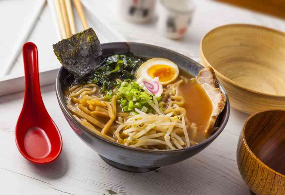 miso ramen asian noodles z jaj i mięsa w misce