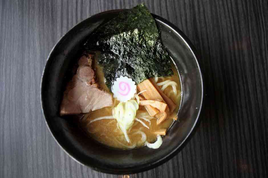 zupa japońska ramen z makaronem i mięsem