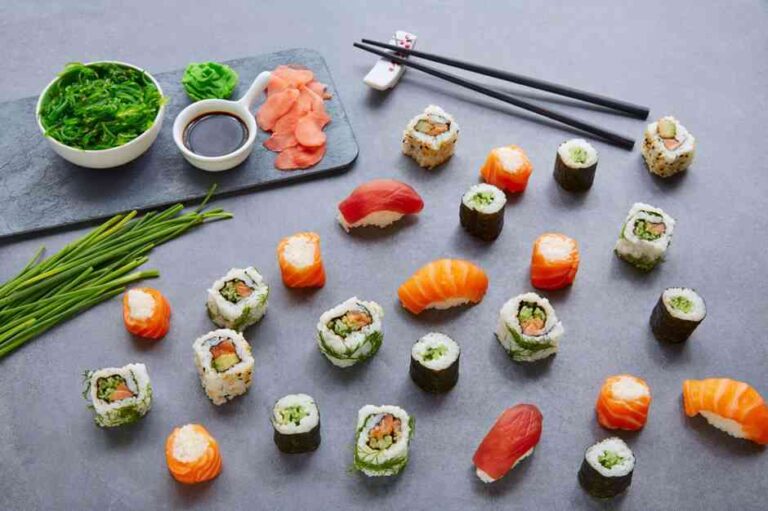 Restauracje Sushi Warszawa Sushi Maki i Niguiri sos sojowy i wasabi