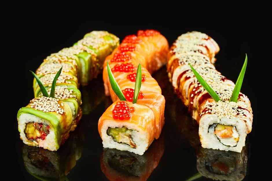 Sushi Roll na czarnym tle Kuchnia Japońska