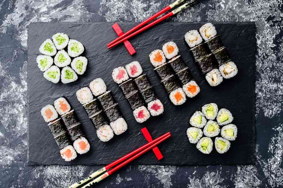 japońskie jedzenie sushi na ciemnym tle