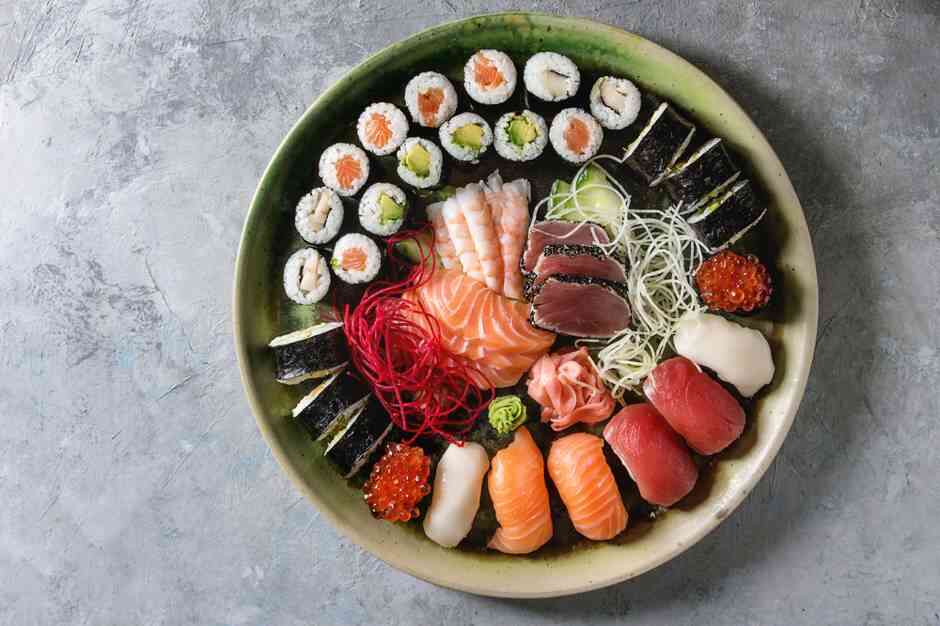 nigiri sushi i sashimi rolki sushi na ceramicznym talerzu z sałatką