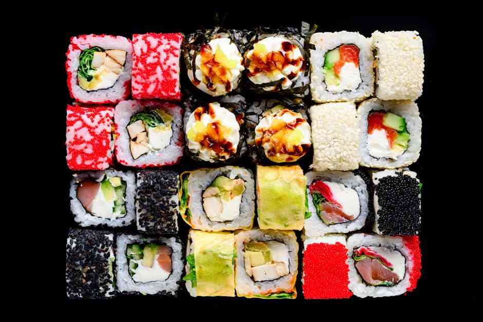 sushi maki gunkan roll kalifornijskie sushi z łososiem