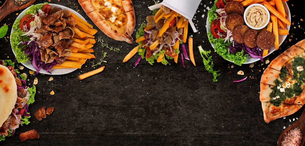 Kebab z mięsem kebaby z warzywami i frytkami oraz pita